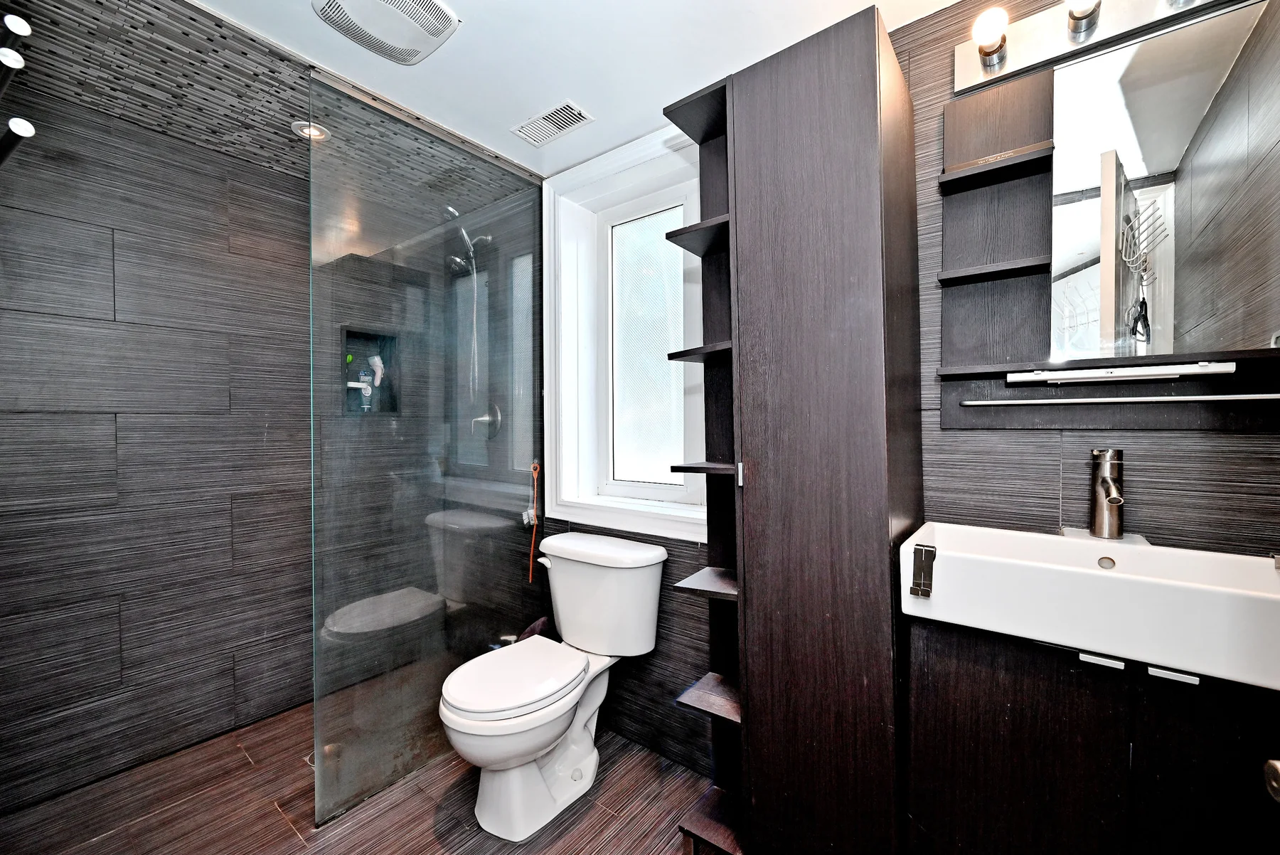 Ground-level three-piece ensuite